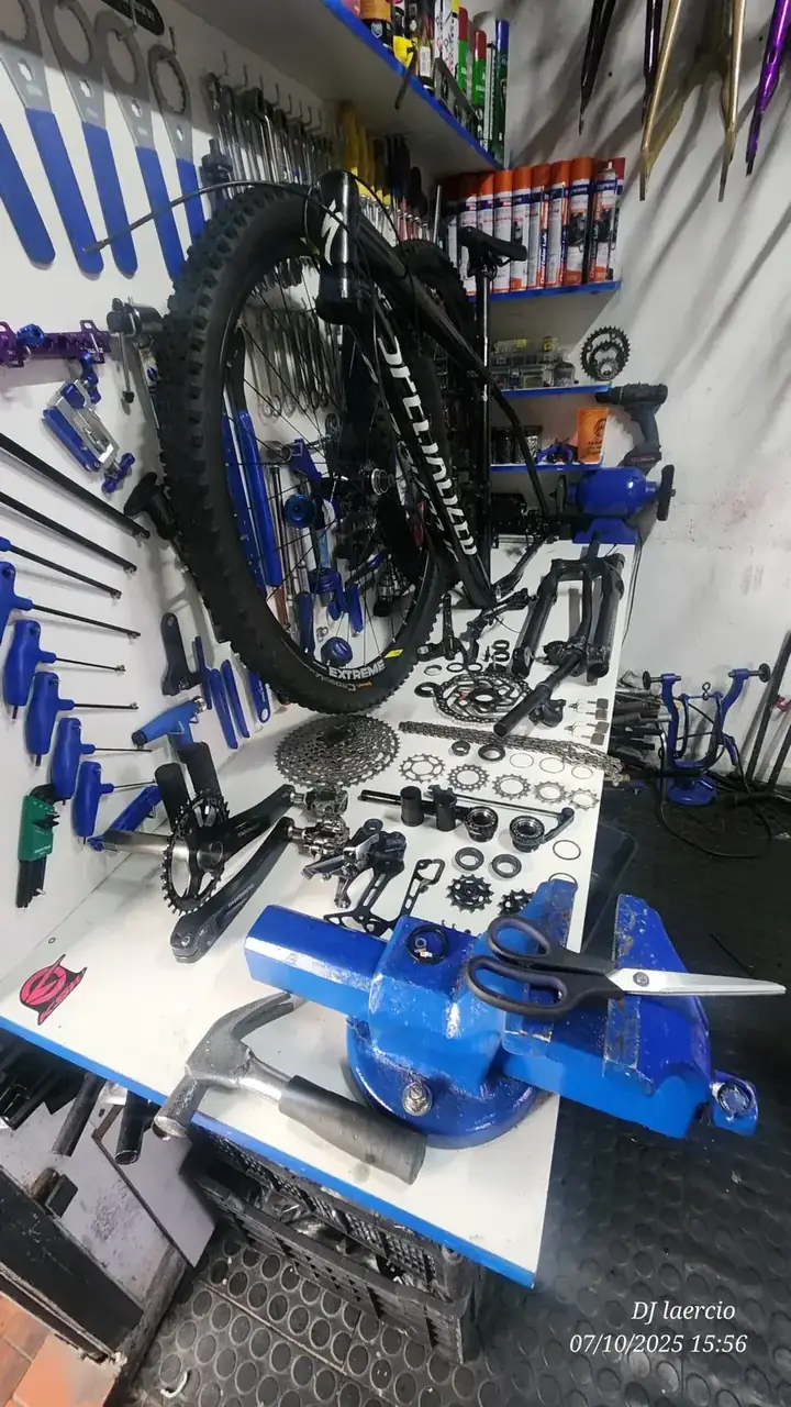 Bancada de oficina com peças e ferramentas de bicicleta