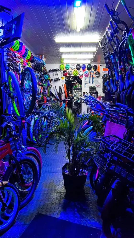 Corredor da loja com bicicletas dos dois lados